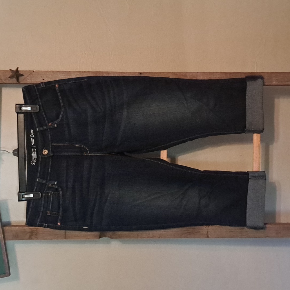 Signature Levi's women's 14 32 waist capri pants NWOT